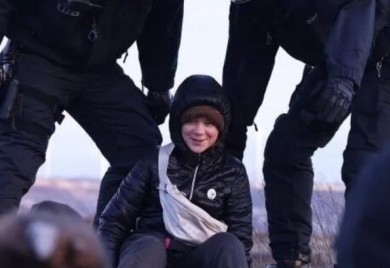 Aktivistkinja za klimatske promjene: Policija udaljila Gretu Tunberg s mjesta masovnog protesta (FOTO)