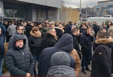 Građani se okupljaju pred Sudom BiH gdje treba da počne ročište Dodiku