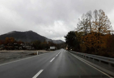 Saobraćaj se odvija po suvim i mjestimično vlažnim kolovozima
