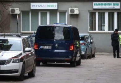 Muškarac zaveo maloljetnu djevojčicu, policija ih uhvatila na odlasku iz zemlje