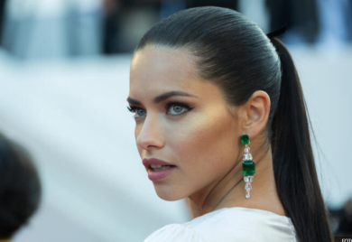 Žena koja nema konkurenciju: Adrijana Lima bez trunke šminke “zapalila” stadion FOTO