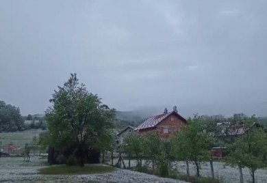 Snijeg pao i u Banjaluci (VIDEO)
