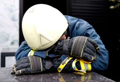 "Bila je potpuno gola" Žena upala u bodljikavu žicu, spasavali je vatrogasci