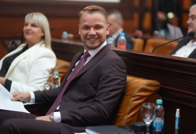 Tender tiho teče dok se drveće siječe