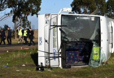 Kamion naletio na autobus pun djece