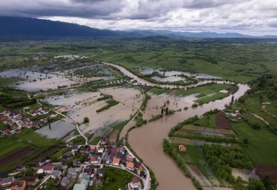 Bihać: Voda prelazi preko nasipa, situacija nije bila gora od 1988.