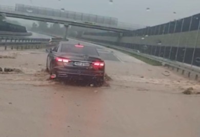 Bujica preko autoputa Banjaluka-Doboj: Voda nanijela mulj i kamenje