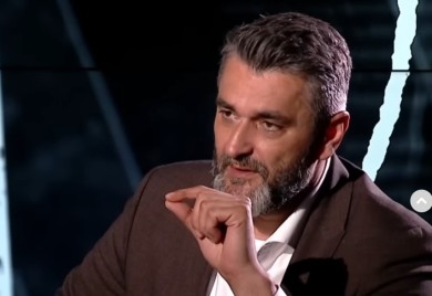 IMA LI NEKO DA GA ZAUSTAVI?! Suljagić Delegaciji EU poručio da „laže kroz zube“, negirao postojanje srpskih žrtava u Bratuncu