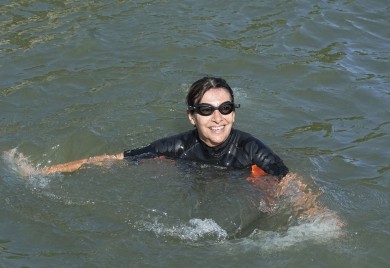 Gradonačelnica Pariza plivala u Seni da dokaže da je čista (FOTO)