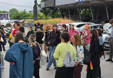 Žandarmerija sklanja ljude, policija legitimiše, tri osobe privedene: Studenti i građani blokiraju Sajam