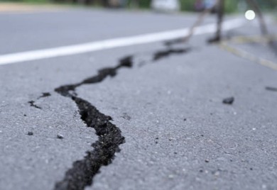 Pojavile se pukotine na parkingu kod RTRS i zgrade Vlade RS (VIDEO)