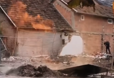 Nestvaran prizor, vatra izbija iz zemlje