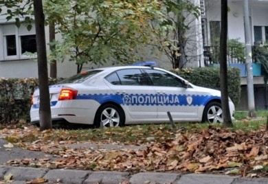 Optužen da je motkom udario sestru u leđa i zadnjicu