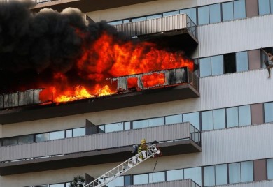 Jezivo! Djevojka (19) vezala mladića lisicama za krevet, a onda podmetnula požar