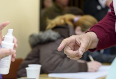 Šta je u spreju kojim nam prskaju kažiprst kada izlazimo na glasanje?