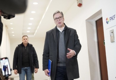 Vučić u štabu SNS-a: Pobedićemo još ubedljivije