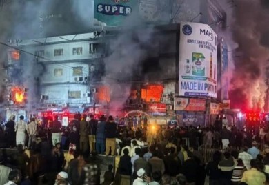 Šestoro stradalih u požaru u tržnom centru u Karačiju (VIDEO)