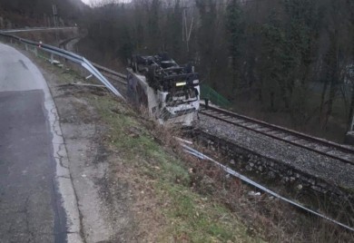 Kamion završio na krovu: Probio zaštitu ogradu i pao na prugu