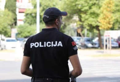 Bizarne scene u elitnom naselju: Muškarac izbacio golu prostitutku na ulicu (FOTO)