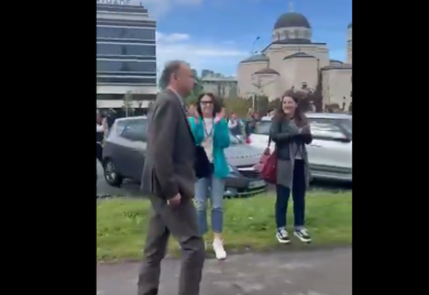 Rektor Đokić stigao na saslušanje u policiju, masa studenata ga dočekala aplauzima VIDEO