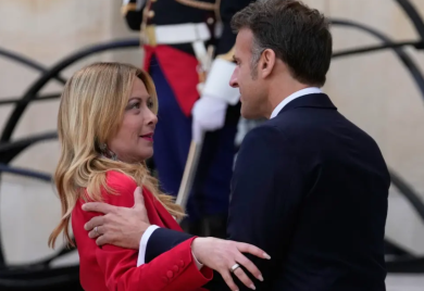 Poljubac Meloni i Makrona postao viralan (VIDEO)