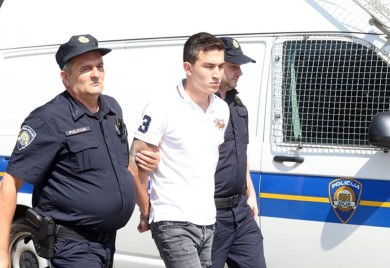 Mladić koji je mercedesom pokosio pješake, u lisicama doveden u sud