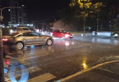Nevrijeme u Banjaluci: Padalo drveće, saobraćajni kolaps na Starčevici