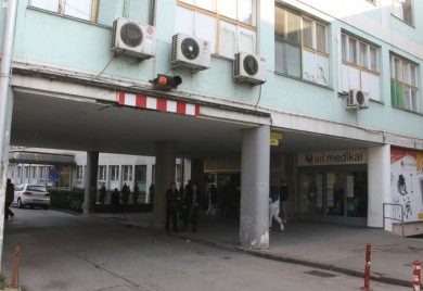 Mladić (21) pokušao izvršiti samoubistvo skokom kroz prozor