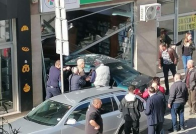 Izbjegavao parkiran automobil pa uletio u apoteku