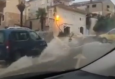 Obilne kiše izazvale kolaps, potopljenje ulice VIDEO
