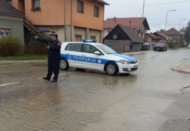 Kiša napravila haos u Prijedoru, voda se izlijeva na ulice