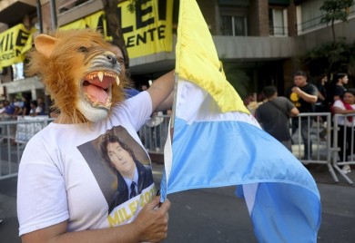 Motorka i maska lava: Ko je kontroverzni argentinski predsjednički kandidat Havijer Milei?
