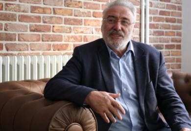 „Ljudi koji imaju plave i zelene oči ukrštali su se sa vanzemaljcima“ Ko je DOKTOR HAOS za koga je u Srbiji glasalo 180.000 ljudi