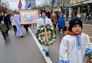 Plivaće se za Časni krst: Krenula bogojavljenska litija ulicama Banjaluke