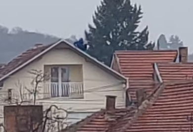 Maloljetnik prijeti da će skočiti sa krova kuće i šalje poljupce policiji VIDEO