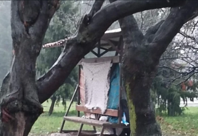 Majka sa sinom sa poteškoćama u razvoju već dva mjeseca živi na klupi