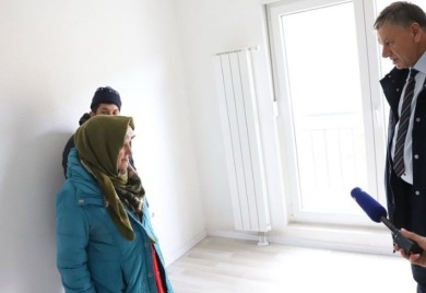 SKLONJENI SA KIŠE: Majka i sin u Zenici živjeli na otvorenom, gradonačelnik im našao smještaj