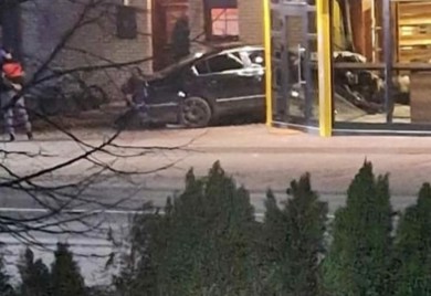 Pijan automobilom zakucao u pekaru, povrijeđen radnik (FOTO)