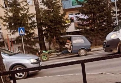 Nesvakidašnja scena: Neobično vozilo “krstari” ulicama Kotor Varoša
