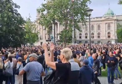 Novi protest u Beogradu: Građani se okupljaju ispred Narodne skupštine