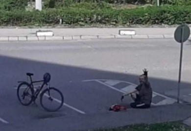 Prizor koji je mnoge dirnuo: Otac dežura ispred bolničke sobe u kojoj leži njegov sin