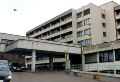 UKC Tuzla: Nastavnik kojeg je ranio maloljetnik trenutno stabilno