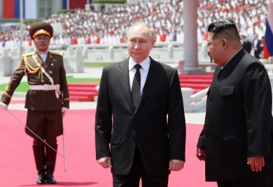 Putin poklonio Kimu rusku limuzinu i servis za čaj, on ga nazvao najdražim prijateljem (FOTO)