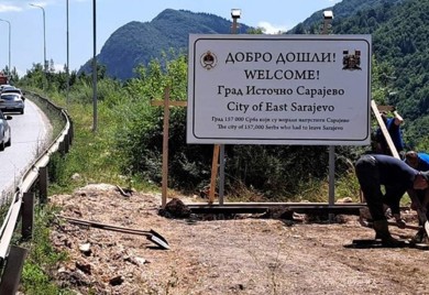 Ponovo postavljena tabla o 157.000 Srba, slijedi prijava protiv Karićeve