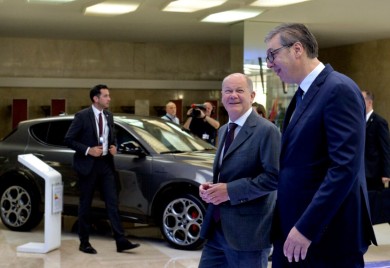Vučić Šolca dočekao špalirom „mercedesa“, policija ne pušta nikog blizu Palate