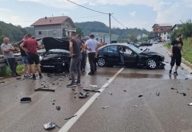 Dijelovi vozila rasuti po cesti: Težak sudar BMW-a i golfa