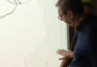 Vučić pipao razbijeno staklo na prostorijama SNS-a pa se porezao VIDEO