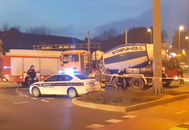 Pijan naletio na policijski auto dok je trajao uviđaj