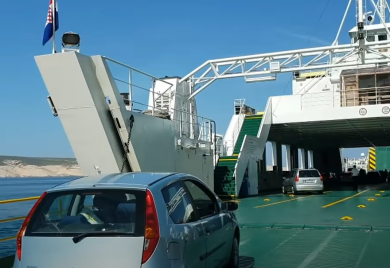 Automobilom htio ući na trajekt pa sletio u more i poginuo