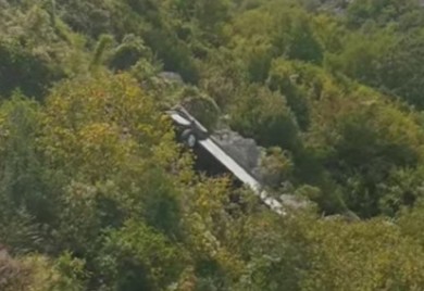 Autobus sletio s puta, najmanje dvije osobe poginule